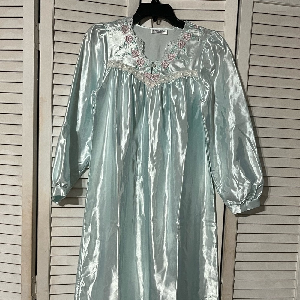 SELLING FUNDAMENTAL NIGHTGOWN FOR WOMEN SIZE SMALL COLOR LITE BLUE USED CONDIT☑️